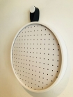 Pegboard Alca Curta Branco Couro Preto Fundo Branco 40 cm Redondo