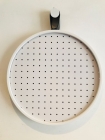 Pegboard Alca Curta Branco Couro Preto Fundo Branco 40 cm Redondo