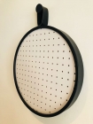 Pegboard Alca Curta Preto Couro Preto- Fundo Branco 40 cm Redondo