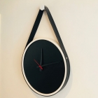 Relógio Decorativo Adnet Branco Alça Corino Preta Mostrador Preto Ponteiro Preto 20cm Redondo